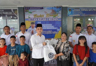 Pemberian sembako kepada keluarga warga binaan kurang mampu dan anak-anak yatim dari panti asuhan. Kamis (26/6).