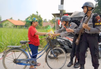 SPN Polda Jatim Bagikan Bendera dan Bansos