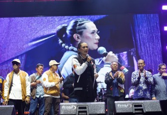 Sambutan hangat datang dari Rektor Intiyas yang hadir bersama jajaran pimpinan universitas dalam gelaran Welcoming Party 2025, Rabu (12-11-2025). 