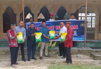 Sat Reskrim Polres Aceh Singkil saat Bagikan Sembako