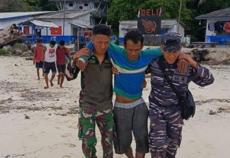 Satgas Marinir saat Evakuasi Awak Kapal KM Lombok