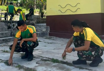 Satgas Pamtas RI–RDTL Sektor Timur Pos Auren–Fatuha saat Gelar Karya Bakti Bersihkan Gereja Paroki Alas