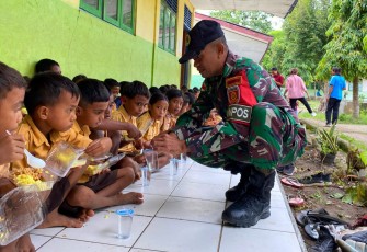 Satgas Pos Maubusa saat Bagikan Bekal Gratis kepada Siswa SDK Wesoer