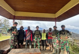 Satgas TNI saat Terima Kunjungan DPRD Puncak di Pos Eromaga