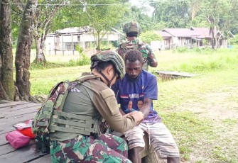 Satgas Yonif 642/Kps Datangi Rumah Warga Laksanakan Yankes