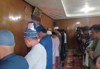 Warga Kampung Gigibak dan personel Satgas Yonif 700/Wira Yudha Cakti dari Pos Kout Sinak melaksanakan sholat Jumat berjamaah bersama.