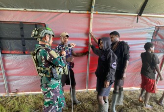 Satgas Yonif 700/Wyc Dirikan Tenda Untuk Pengungsi di Tigiles Sinak