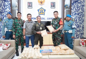 Satgaspam TNI AL saat berhasil menggagalkan pengiriman seberat total 16 kg sarang burung walet tanpa dokumen resmi di Terminal 2 Bandara Internasional Juanda, Jumat (15/8/2025).