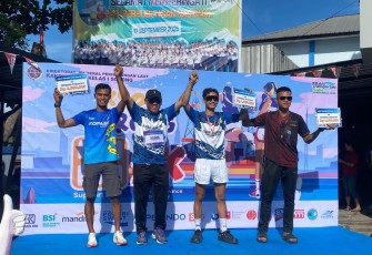 Penyerahan hadiah Juara KSOP Sorong Fun Run 5K