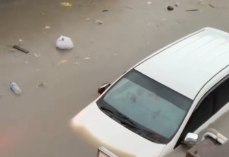 Banjir merendam kawasan Jln Kerta Pura Gang Adipura, Denpasar, Rabu (10/9)