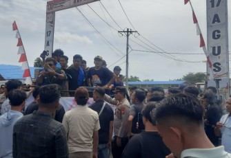 Sejumlah massa yang tergabung dalam Gerakan Aliansi Pemuda Aceh Singkil saat melakukan aksi unjuk rasa di kantor PT.Socfindo setempat.