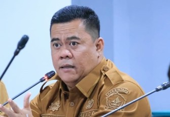 Sekda Bintan Ronny Kartika saat pimpin rapat, Senin (03/11) di Ruang Rapat III Bandar Seri Bentan.
