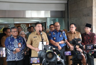 Sekjen Kemendagri Tomsi Tohir dalam konferensi pers di Halaman Gedung A, Kantor Pusat Kemendagri, Jakarta, Selasa (24/6/2025).