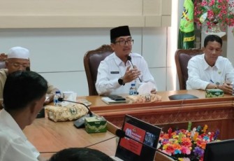 Sekretaris Daerah (Sekda) Kabupaten Natuna, Boy Wijanarko dalam rapat koordinasi persiapan pawai budaya di ruang rapat Kantor Bupati Natuna. Jl. Batu Sisir Desa Sungai Ulu Kecamatan Bunguran Timur Kabupaten Natuna, Rabu (06/08/2025).