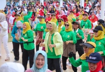 Ketua BKOW Kepri Nenny Dwiyana Nyanyang bersama Ketua TP PKK Kepri Dewi Kumalasari Ansar Bersama ribuan warga  mengikuti senam jantung sehat 