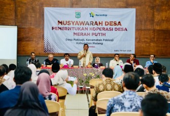 Seskemenkop Ahmad Zabadi saat kunjungan kerja ke Kabupaten Malang dalam rangka menghadiri pelaksanaan Musyawarah Desa (Musdes) Pembentukan Kopdes Merah Putih di Desa Ngawonggo, Kecamatan Tajinan, Kabupaten Malang, Sabtu (19/4).