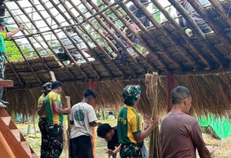 Satgas Pamtas dan Warga Kobalima Timur saat bangun Rumah Adat Kolibein