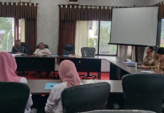 Situasi penyampaian aspirasi guru PPPK angkatan 2023, kepada DPRD Kabupaten Trenggalek, di ruang BANMUS.