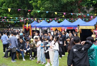 Suasana acara Welcoming Party Orientasi Mahasiswa Baru (OMB) 2025, Rabu (12-11-2025) di Lapangan John Osok.
