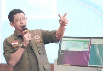 Kepala BNPB Suharyanto saat melakukan rapat di Kantor BMKG, Jakarta pada Selasa (12/8).