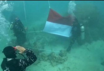 TNI AL saat Kibarkan Bendera Merah Putih