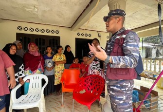 Tim Trauma Healing dari Dinas Psikologi Angkatan Laut (Dispsial) bekerja sama dengan Komando Daerah Angkatan Laut (Kodaeral) I memberikan layanan pemulihan trauma (trauma healing) bagi masyarakat yang terdampak bencana banjir di Posko Pengungsian Dusun Rantau Pauh, Kecamatan Rantau, Kabupaten Aceh Tamiang. Sabtu (13/12). 