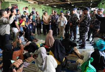 TNI AL Berikan Pelayanan Arus Balik Gratis Dengan KRI Banjarmasin-592 Menuju Jakarta 