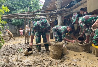 TNI saat Bantu Bersihkan Rumah Lansia Terdampak Banjir di Kabupaten Pidie