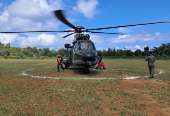 Helikopter Caracal Skadron Udara 8 membawa tim medis dari Lanud Sultan Hasanuddin menuju Luwuk Banggai, Sabtu (20/9/2025).