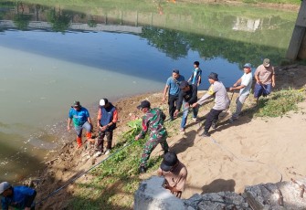 TNI-Polri dan Warga Cegah Banjir di Trenggalek