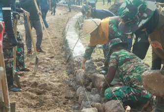 Semangat gotong royong masyarakat Tope Jawa bersama prajurit TNI menjadi “nafas baru” bagi desa yang dulunya dianggap tertinggal.