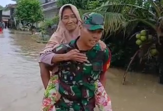 Personel TNI Evakuasi Warga Terdampak Banjir