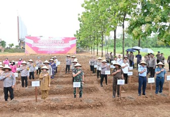 Kepala Staf Komando Operasi Udara II Marsma TNI Indan Gilang Buldansyah, S.Sos. menghadiri acara Launching Penguatan Program Pekarangan Pangan Lestari (P2L) Melalui Pendekatan Terintegrasi dan Berkelanjutan yang berlangsung di Kompleks Mapolda Sulsel, Biringkanaya, Makassar, Senin (24/2/2025)