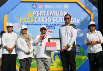 Mendikdasmen, Abdul Mu’ti, beserta Masmidah Abdul Mu’ti, hadir di SD Islam Ruhama, Tangerang Selatan.