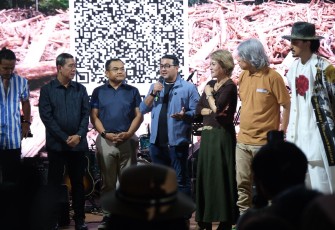 Caption: Menteri Ekonomi Kreatif, Teuku Riefky Harsya, menghadiri Konser Amal untuk Bencana Alam Sumatera di T Space Bintaro Sektor 9, Tangerang Selatan, Minggu (7/12/2025).