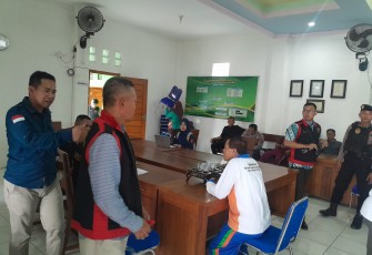 Tim Penyidik Kejaksaan Negeri Blora menggeledah kantor Bumdesma terkait dugaan kasus korupsi jaringan air bersih tahun 2010-2024.