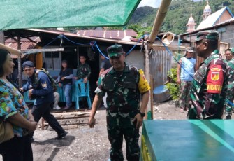 Tim Wasev Kodam XIII Merdeka saat meninjau lokasi pembangunan bak air dan sumur bor di kelurahan Girian Permai dan kelurahan Tandurusa