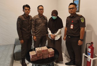 Tim penyidik Kejari Karanganyar menyita uang tunai Rp 1 miliar dari P, tersangka utama kasus korupsi pengadaan alat kesehatan (alkes) di Dinkes Karanganyar, Kamis (10/7/2025).