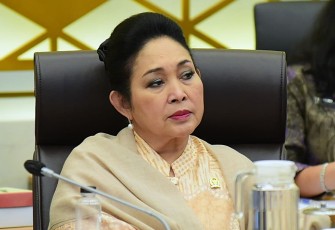 Titiek Soeharto, sapaan akrab Siti Hediati Soeharto saat Komisi IV DPR RI menerima audiensi Walhi yang digelar di Ruang Rapat Komisi IV, Gedung Nusantara DPR RI, Senayan, Jakarta, Rabu (1222025).