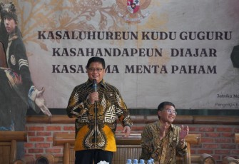 Wakil Menteri Transmigrasi Viva Yoga Mauladi saat di Padepokan Kabuyutan Muara Beres, Cibinong, Kabupaten Bogor, Jawa Barat, 8/7/2025