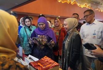 Gubernur Jawa Timur Khofifah Indar Parawansa saat meninjau UMKM Binaan Bank Jatim dalam Misi Dagang yang dilaksanakan di Banjarmasin pada hari Rabu (17/9).