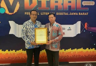 Kepala Diskominfo Kota Depok Manto (kanan) didampingi Kepala Bidang Informasi dan Komunikasi Publik (IKP) Agus Suprayitno (kiri) menunjukan piagam penghargaan Festival Literasi Digital (VIRAL) 2024, yang berlangsung di Ballroom Aryaduta Hotel, Bandung, Kamis (31/10/24).