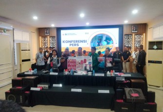 Kapolrestabes Medan Kombes Jean Calvijn Simanjuntak saat konferensi pers di Aula Bhayangkara Polrestabes Medan, Jumat (21/11/2025).