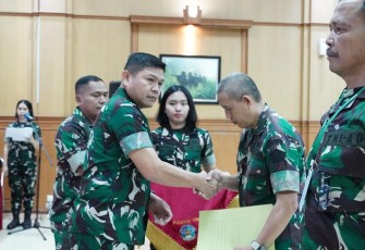 Wakapuspen TNI Kolonel Arh Osmar Silalahi , secara resmi menutup Penataran Penerangan Terintegrasi Puspen TNI Tahun 2025 yang digelar di Aula Balai Wartawan Puspen TNI, Mabes TNI Cilangkap, Jakarta Timur, Kamis (4/9/2025).