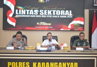 Wakil Bupati Adhe Eliana memimpin rapat koordinasi lintas  sektoral Operasi Ketupat Candi 2025 pengamanan hari raya Idul Fitri 1446 Hijriah, di Mapolres Karanganyar, Rabu (1232025).