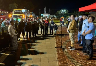 Wakil Bupati Karanganyar Adhe Eliana berserta jajaran Forkopimda setempat menyambut kedatangan para pemudik dari Jakarta, di halaman Masjid Agung Madaniyah, Rabu (2632025) malam.