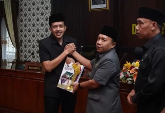 Wakil Bupati Trenggalek, saat menyampaikan Laporan Keterangan Pertanggungjawaban (LKPJ) Bupati Trenggalek terkait Anggaran Pendapatan dan Belanja Daerah, kepada Ketua DPRD Kabupaten Trenggalek.