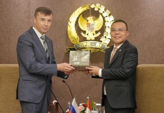 Wakil Ketua DPR RI Sufmi Dasco Ahmad, saat bertukar cenderamata usai pertemuan dengan Duta Besar (Dubes) Rusia Sergei Gennadievich Tolchenov di Gedung Nusantara III DPR RI, Senayan, Jakarta, Jumat (722025)