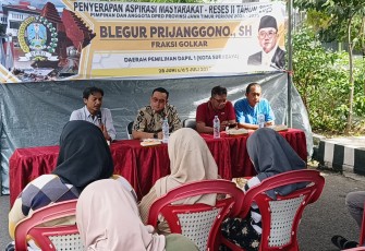 Wakil Ketua DPRD Jawa Timur dari Fraksi Golkar, Blegur Prijanggono saat melaksanakan agenda Reses II Tahun 2025 di kawasan Krukah Timur (Kalisumo)/Bratang, Kecamatan Gubeng, Surabaya, Sabtu (28/6/2025). 