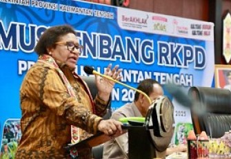 Wamendagri Ribka Haluk saat memberikan arahan pada Musrenbang RKPD Provinsi Kalteng Tahun 2026 di Aula Jayang Tingang, Kantor Gubernur Kalteng, Kota Palangka Raya, Kamis (10/4/2025).
